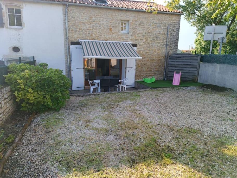 Charmante Maison En Pierres Sainte-Radégonde-des-Noyers Zewnętrze zdjęcie